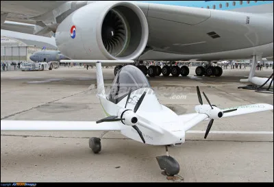 C'est le plus petit avion bimoteur ultraleger jamais construit, et il est français...