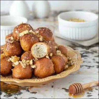 Les loukoumades sont des petits beignets tout ronds contenant du :