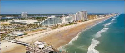 Cette ville de 70 000 habitants, située sur la côte atlantique de la Floride, un peu au nord de Cap Canaveral, est connue pour son circuit automobile :