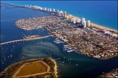 Cette ensemble urbain de 240 000 habitants est situé sur la côte atlantique de la Floride, à 75 km au nord de Miami dont il constitue la bordure de l'aire urbaine :