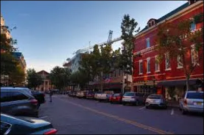 Avec 140 000 habitants, cette ville universitaire du nord de la péninsule est l'une des quelques villes importantes situées à l'intérieur des terres :