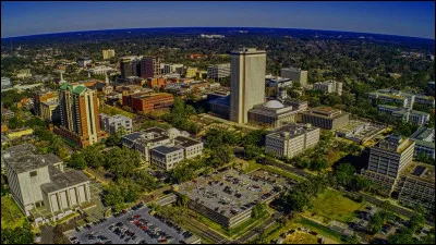Peuplée de 200 000 habitants, c'est la capitale de l'Etat, le siège de nombreuses administrations et de l'université de Floride :