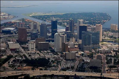Située au fond d'une baie débouchant sur le golfe du Mexique, c'est la troisième ville de Floride avec 380 000 habitants et le centre de la deuxième agglomération avec 2,6 millions :
