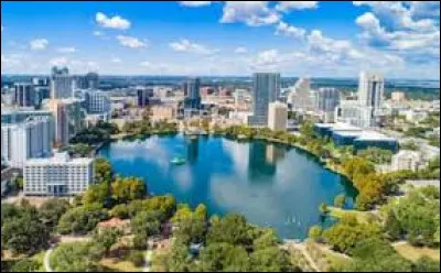 C'est la plus importante ville à l'intérieur des terres avec 200 000 habitants, au centre d'une agglomération de 2 millions ; elle est surtout connue pour ses grands parcs d'attractions et complexes de loisirs :