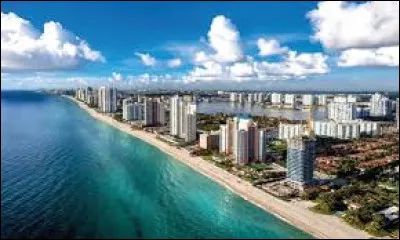 Cette ville de 180 000 habitants est située sur la côte atlantique de la Floride, à 45 km au nord de Miami dont elle fait partie de l'aire urbaine : c'est ...