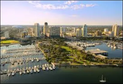 Cette ville de 250 000 habitants, située sur la côte du golfe du Mexique à l'entrée de la baie de Tampa, c'est ...