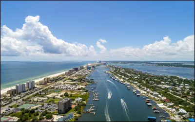 Cette ville de 54 000 habitants, située sur la côte du golfe du Mexique, est la plus occidentale de Floride ; elle abrite la plus grande base aéronavale de la marine américaine :