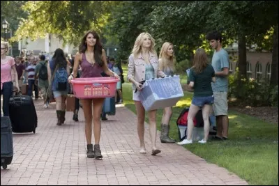 Comment s'appelle l'université où elle était censée aller avec Caroline et Elena ?