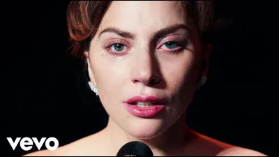 Quel acteur accompagne Lady Gaga dans le long-métrage "A Star is born (2018)" ?