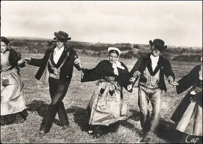 Quelle est cette danse, sans doute la plus répandue en Bretagne ?