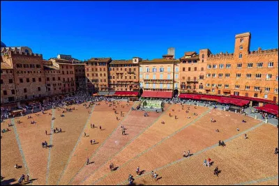 Dans quelle ville italienne de Toscane la Piazza del Campo, célèbre place en forme de coquillage, est-elle située ?