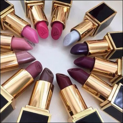 En quelle année le premier rouge à lèvres en tube, avec système coulissant, fait-il son apparition ?