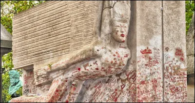 A qui appartient cette tombe située au cimetière du Père-Lachaise, et couverte de traces de rouge à lèvres ?