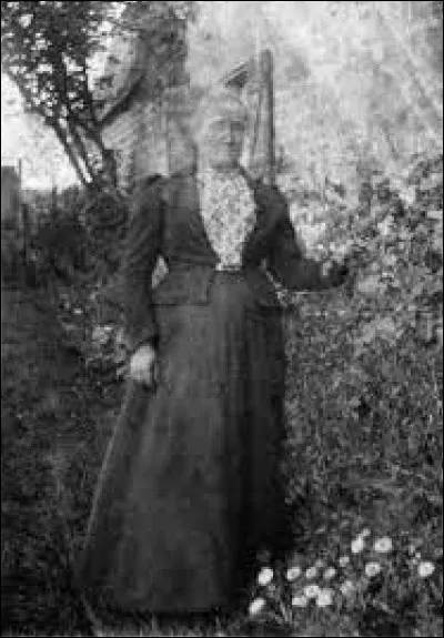 Quel est le titre du poème qui commence par ces vers ?
"Et la Mère, fermant le livre du devoir,
S'en allait satisfaite et très fière, sans voir,
Dans les yeux bleus et sous le front plein d'éminences,
L'âme de son enfant livrée aux répugnances."