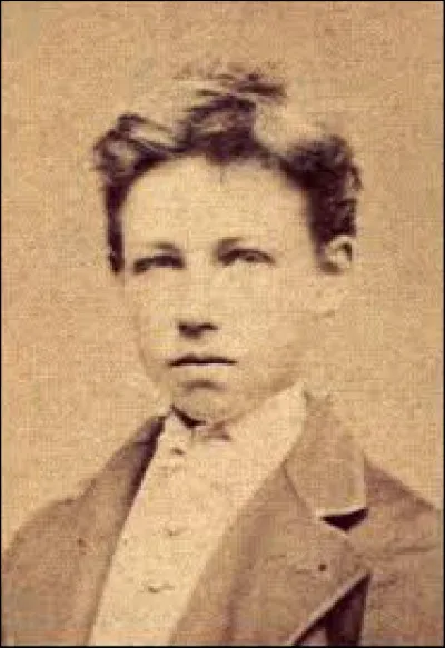 Collégien surdoué, Arthur Rimbaud remporte de nombreux prix d'excellence en littérature et en latin. Il vénère un poète parnassien qui est pour lui "le roi des poètes, un vrai Dieu". Qui est ce poète auteur des "Fleurs du mal" ?