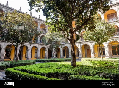 À quel âge est-elle entrée a l'école nationale préparatoire ?