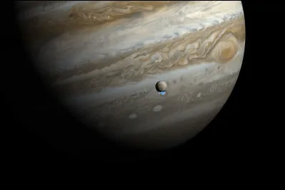 De quelle planète Europe est-elle un satellite naturel ?