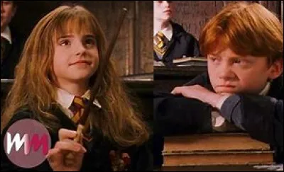 Lorsque Ron critique Hermione apr&egrave;s leur cours de sortil&egrave;ges, de quoi la traite-t-il ?