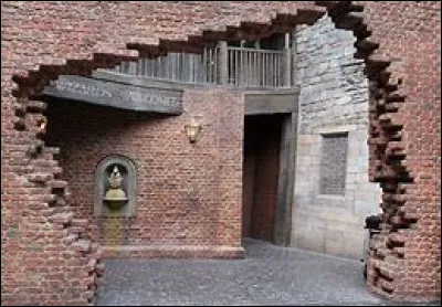 Quand Harry et Hagrid se rendent au Chemin de Traverse, ils doivent traverser un mur de briques et Hagrid doit frapper sur certaines d'entre elles. Sur combien frappe-t-il ?