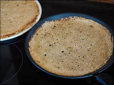 Quel est le nom de cette crêpe de blé noir (sarrasin), originaire du Cantal ?
