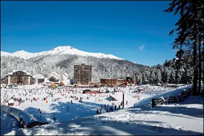 Quelle station de ski est située au cur des monts du Cantal ?