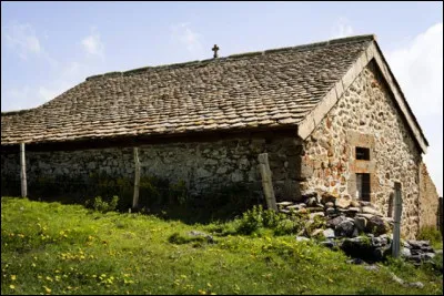 Quel nom donne-t-on à ce type de bâtiment que l'on trouve (entre autres) dans les monts du Cantal ?