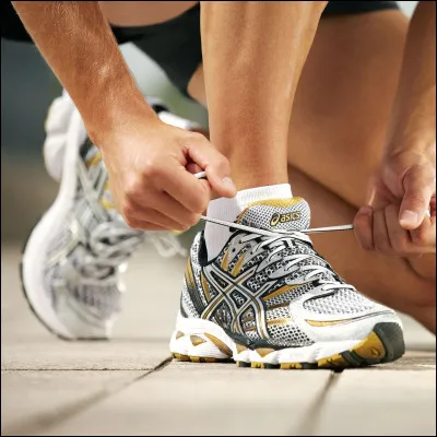 Encore sur les chaussures : comment dit-on ''des chaussures de sport'' en anglais ?