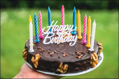 Complète la phrase : "She is very _________ about her birthday."