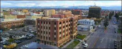 Cette ville industrielle de 400 000 habitants se trouve à l'extrémité sud de la vallée de San Joaquin, en bordure des nord des monts Tehachapi :