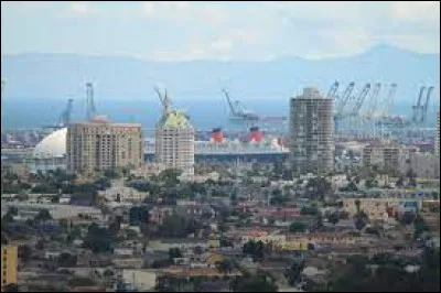 Cette ville de 460 000 habitants, qui fait partie de l'agglomération de Los Angeles, est avant tout un grand port sur le Pacifique :