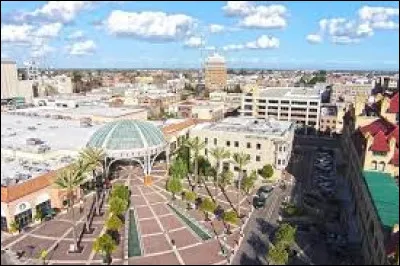 Cette ville de 300 000 habitants est située dans le nord de la grande vallée de San Joaquin :