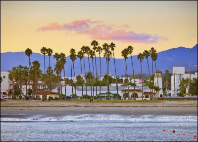 Cette ville de 88 000 habitants, située à 140 km au nord ouest de Los Angeles, est connue pour être le lieu de villégiature de nombreuses personnalités de Hollywood et du monde médiatique :