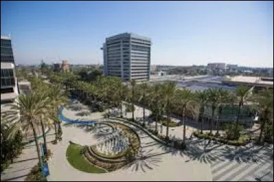 Avec 340 000 habitants, c'est la plus grande ville du comté d'Orange, dans la banlieue de Los Angeles ; elle est connue pour ses parcs d'attractions comme Disneyland Resort :