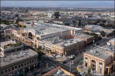 Cette ville de 150 000 habitants, située entre la chaîne côtière et la baie de Monterey, est le cadre de plusieurs romans de Steinbeck qui y est né :