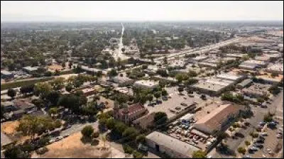 Cette ville de 210 000 habitants est située dans le nord de la vallée de San Joaquin, non loin du parc Yosemite :