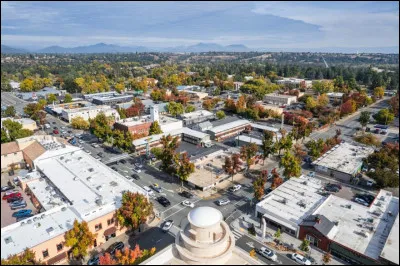 Cette ville de 100 000 habitants, située dans une vallée bordée par la chaîne des Cascades, est le principal centre urbain de la partie nord de la Californie :