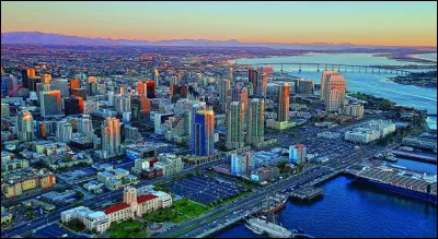 C'est, avec 1,3 million d'habitants, la 2e ville californienne ; située près de la frontière mexicaine, elle forme avec Tijuana une agglomération transfrontalière de plus de 4 millions d'habitants :