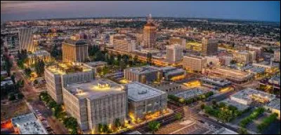Cette ville de 540 000 habitants, centre d'une aire urbaine de 1,3 million, est située au coeur de la vallée de San Joaquin, grande vallée centrale de la Californie :