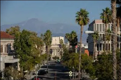 Cette ville de 220 000 habitants est située au nord-est de Los Angeles au pied d'une chaîne de montagnes :