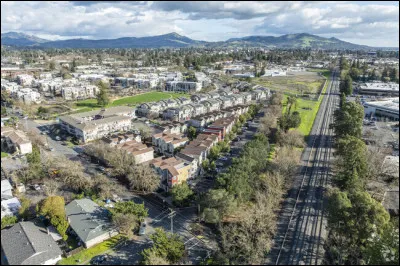 Cette ville de 170 000 habitants est située au nord de la baie de San Francisco, dans le "Wine County" :