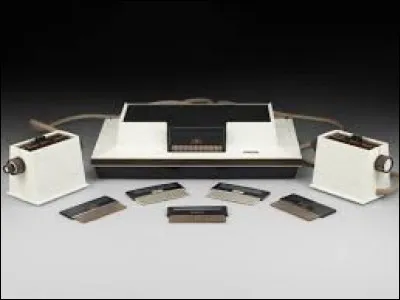 La toute première console de jeux vidéo fut la Magnavox Odyssey sortie en 1972.