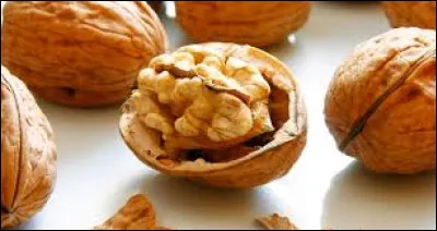 La noix de Grenoble bénéficie d'une AOC.