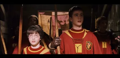 Lors du tout premier match de Quidditch de la saga (Gryffondor contre Serpentard), quelle poursuiveuse marque le premier but ?