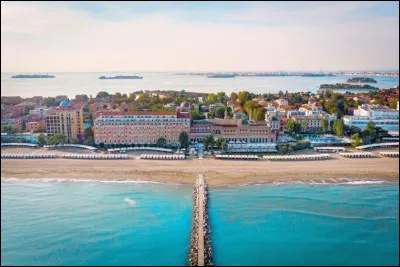 Quelle île de la lagune de Venise est connue pour ses plages et ses hôtels ?