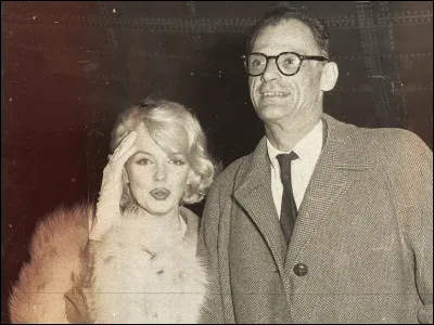 Ce Miller est un dramaturge et écrivain américain, qui fut marié à Marilyn Monroe et fut critiqué par les admirateurs de celle-ci pour l'avoir évoquée de certaines façons dans sa pièce Après la chute sortie en 1964...