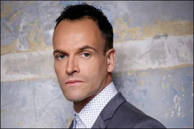 Ce Miller est britannique, est un acteur réputé, qui a notamment été un Sherlock Holmes très convaincant dans la série "Elementary" qui transposait le détective de nos jours à New-York, accompagné d'un Watson marraine d'abstinence interprété par Lucy Liu