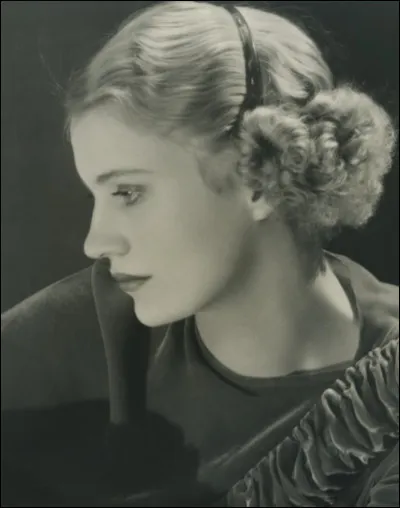 Cette Miller est une americaine devenue une photographe mondialement réputée, dans la mode, l'art mais aussi la photographie de guerre. On la connaît notamment pour la fameuse photo de la salle de bain de l'appartement privé de Hitler à Munich, dans la baignoire duquel elle est photographiée...