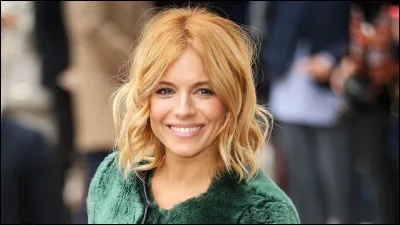 Cette Miller a ete en couple par deux fois avec l'acteur Jude Law, avec lequel elle s'est fiancée en 2004, et à qui elle a donné la réplique dans le film Irrésistible Alfie...