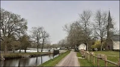Nous flânons actuellement sur les bords du canal de Nantes à Brest, à Montertelot. Village de l'arrondissement de Pontivy, il se situe dans le département ...