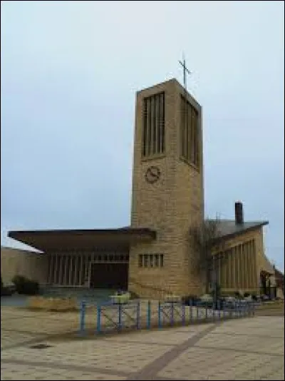 Voici l'église Saint-Rémi, à Rémering-lès-Puttelange. Commune de l'aire d'attraction Sarregueminoise, elle se situe dans le département ...